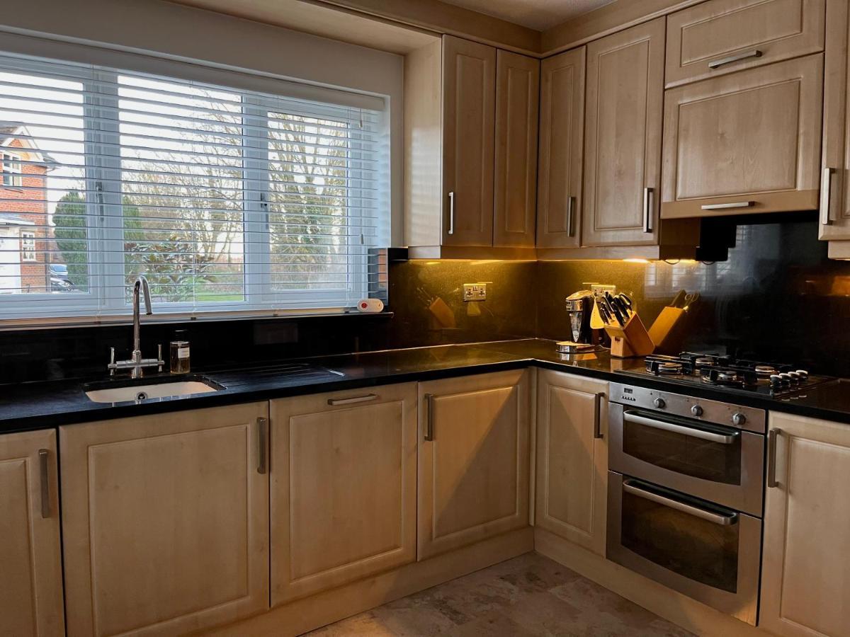 Stunning Beverley Bungalow W Fireplace, Private Parking, And Garden Экстерьер фото