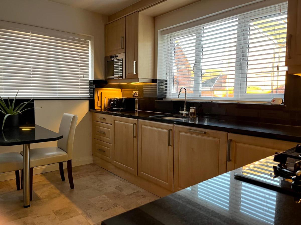 Stunning Beverley Bungalow W Fireplace, Private Parking, And Garden Экстерьер фото