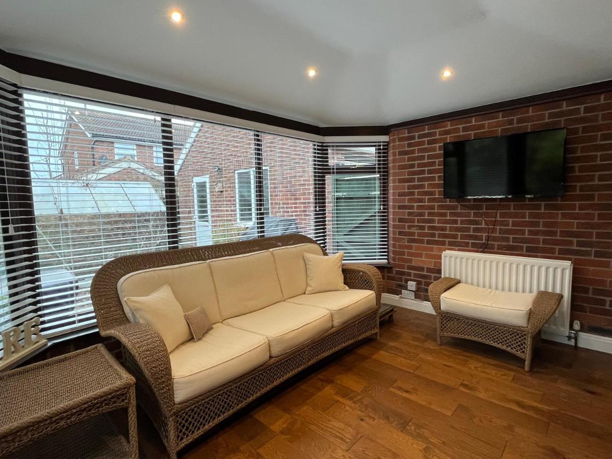 Stunning Beverley Bungalow W Fireplace, Private Parking, And Garden Экстерьер фото