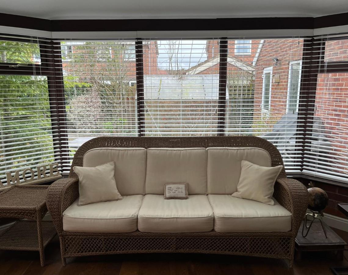 Stunning Beverley Bungalow W Fireplace, Private Parking, And Garden Экстерьер фото