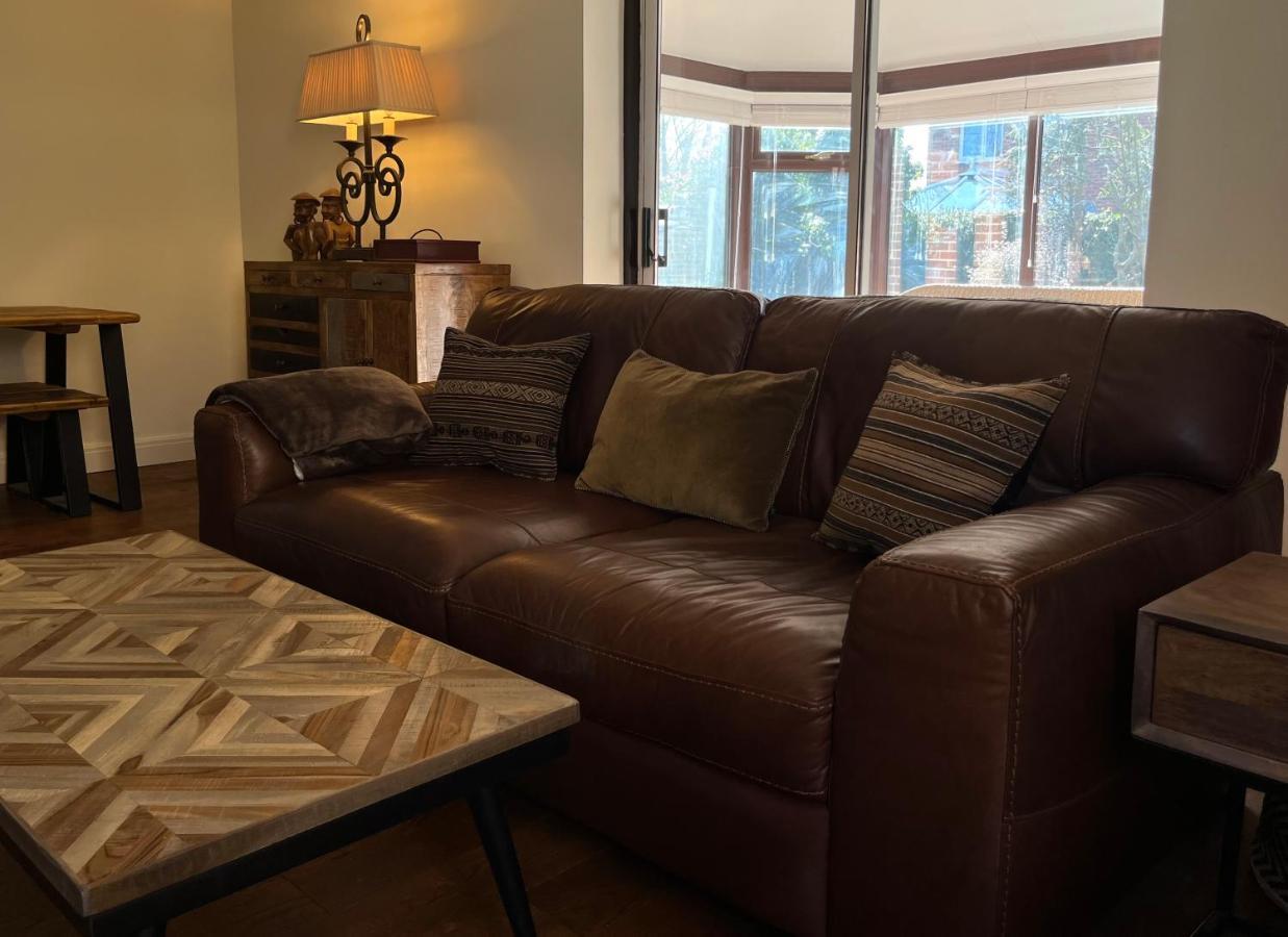 Stunning Beverley Bungalow W Fireplace, Private Parking, And Garden Экстерьер фото
